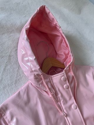 Chubasquero charol rosa mujer