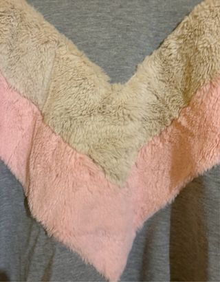 Sudadera gris con detalle peluche V rosa