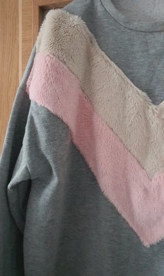 Sudadera gris con detalle peluche V rosa