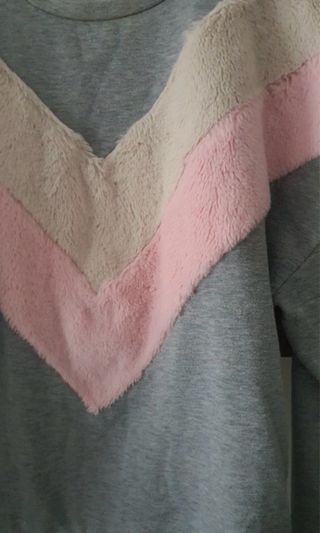 Sudadera gris con detalle peluche V rosa