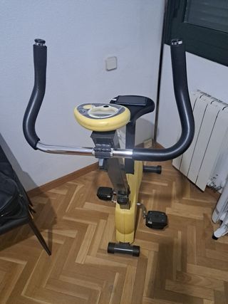 Bicicleta estática amarilla