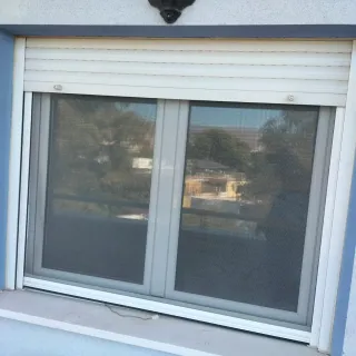 Ventana con persiana y mosquitera