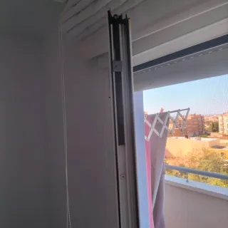 Ventana con persiana y mosquitera