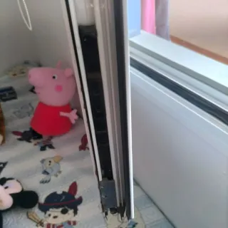 Ventana con persiana y mosquitera