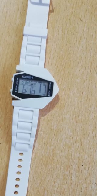 Reloj deportivo blanco forma avión nuevo
