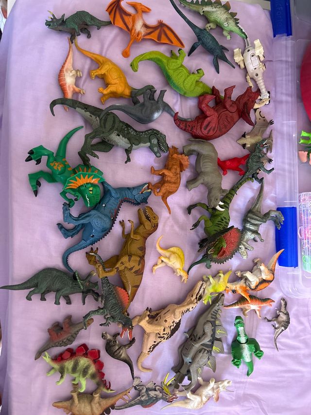 Lote de dinosaurios de juguete