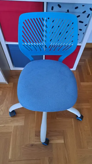 Silla de estudio azul y blanca