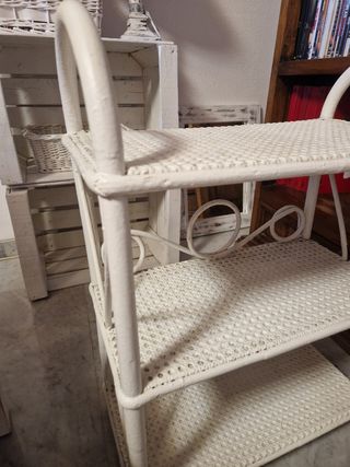 Mesita 3 baldas mimbre blanca en Benidorm.