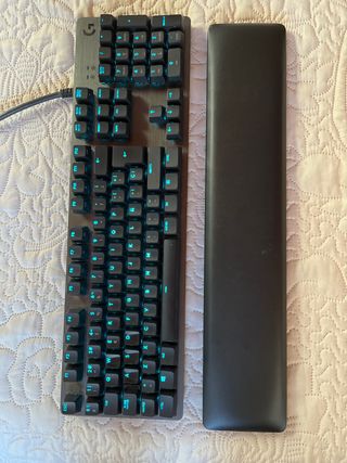 Teclado Logitech con luces y reposamuñecas