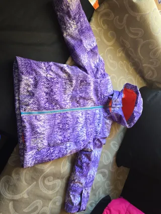 Chaqueta lila estampada para niña