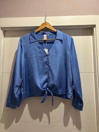 Blusa ONLY azul satinada con nudo