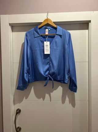 Blusa ONLY azul satinada con nudo