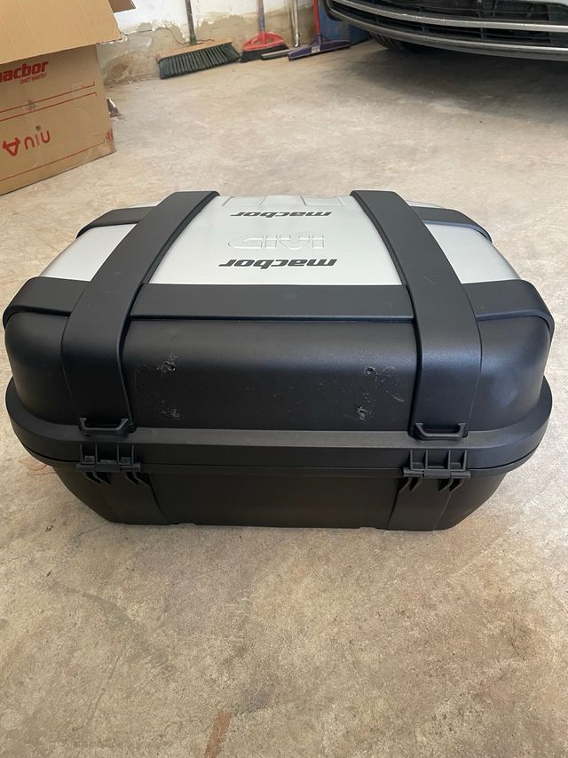 Baúl Givi Trekker 52L