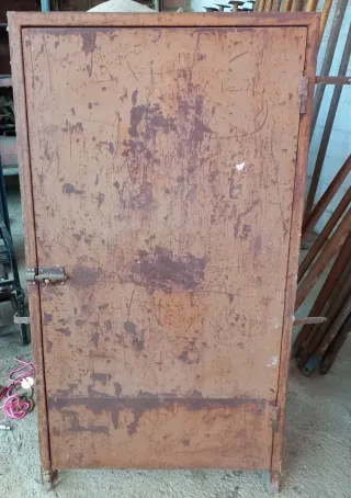 Puerta de chapa metálica.