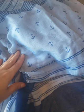 Pañuelo marinero azul y beige con anclas