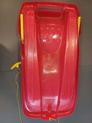 Trineo rojo con frenos amarillas