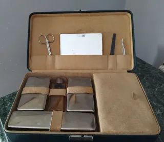 Vecchio beauty case in pelle verde