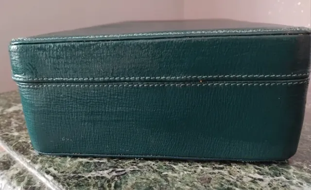 Vecchio beauty case in pelle verde