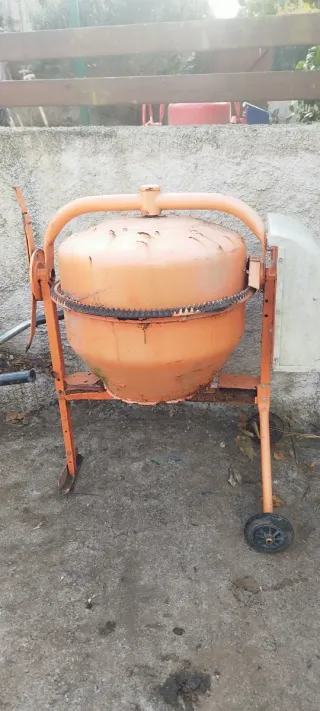 Hormigonera con volante roto.