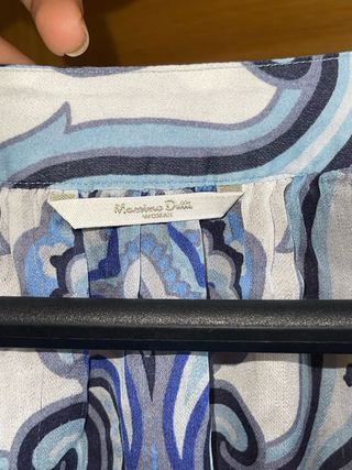 Blusa estampada azul y blanca