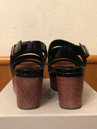 UTERQÜE - Sandalias charol cuña madera 39
