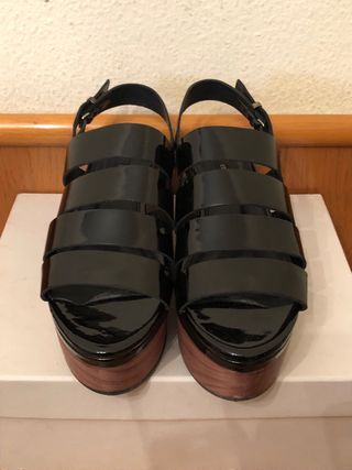 UTERQÜE - Sandalias charol cuña madera 39