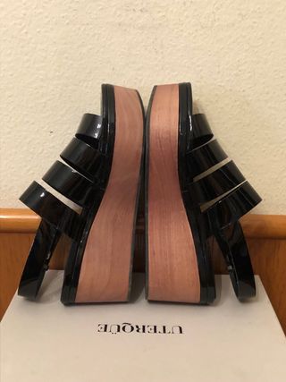 UTERQÜE - Sandalias charol cuña madera 39