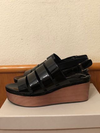 UTERQÜE - Sandalias charol cuña madera 39