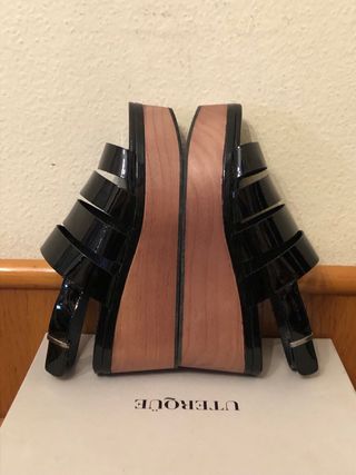 UTERQÜE - Sandalias charol cuña madera 39