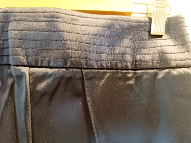 Pantalón satinado azul petróleo.