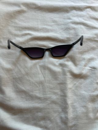 Gafas de sol negras y moradas