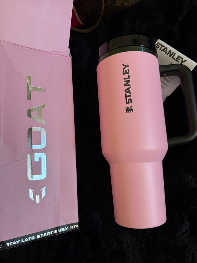 Bottiglia Stanley GOAT Messi rosa