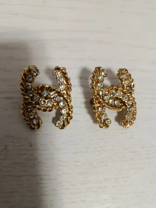 Pendientes dorados con pedrería