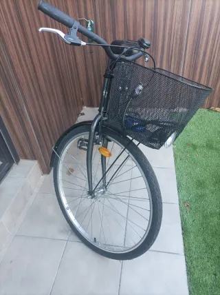 Bicicleta de paseo negra con cesta