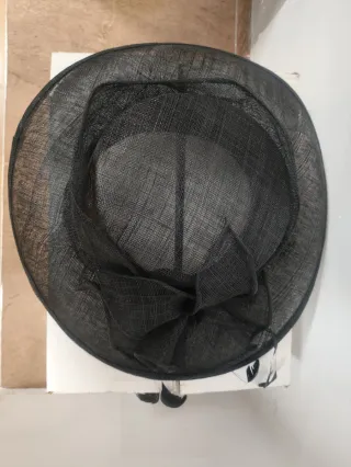 Sombrero negro elegante con plumas