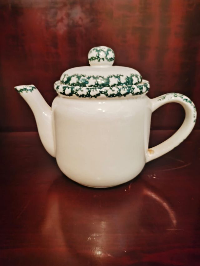 Tetera cerámica verde y blanca