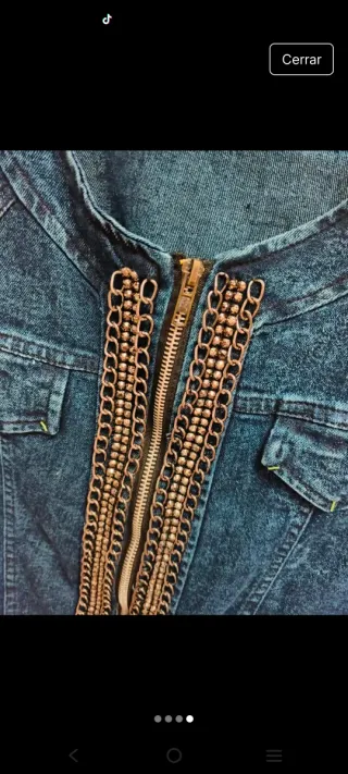 Chaqueta vaquera con detalles dorados