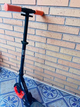 Patinete Oxelo Negro y Naranja