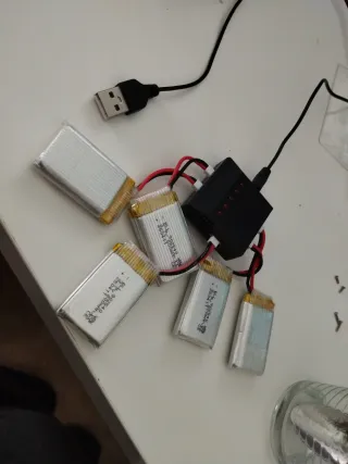 Batteria e caricabatterie al litio per droni 