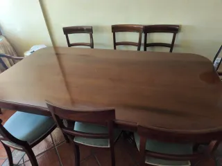 Mesa de comedor de caoba