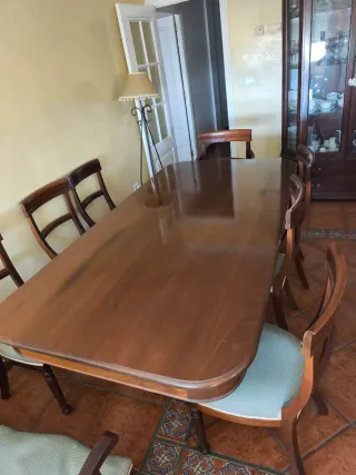 Mesa de comedor de caoba