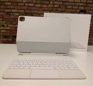 Apple iPad Air (M2) 128GB + Funda Teclado 