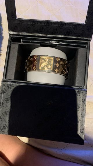 Reloj Guess Dorado