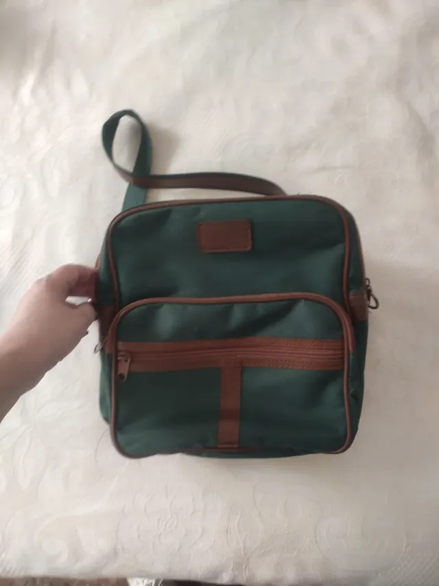 Bolsa verde con compartimentos
Sin marca. 
