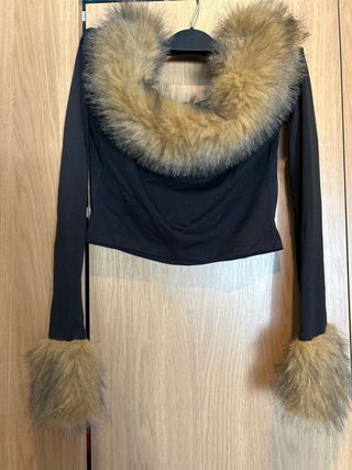 Camiseta negra con pelo