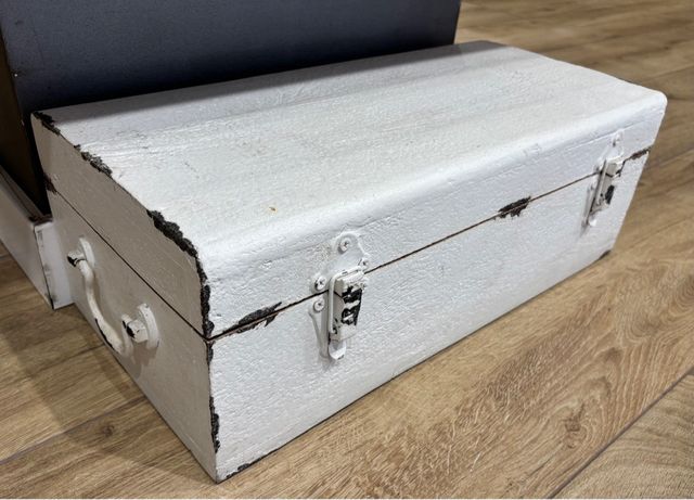 Baúl de metal y madera blanco