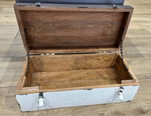 Baúl de metal y madera blanco