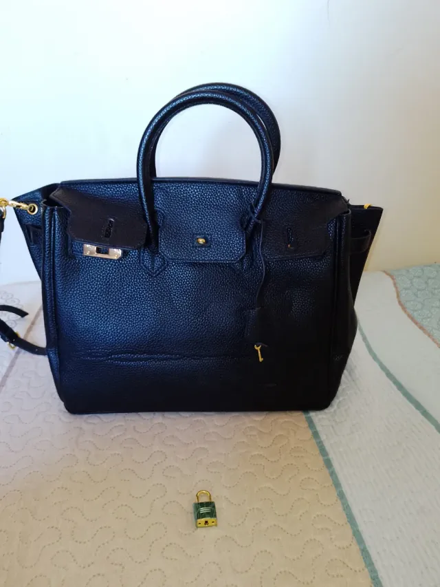 Bolso Negro Piel con Detalles Dorados