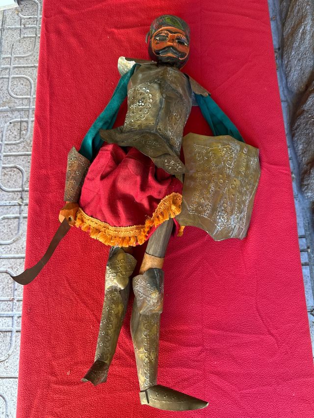 Guerrero cobre, tela y madera