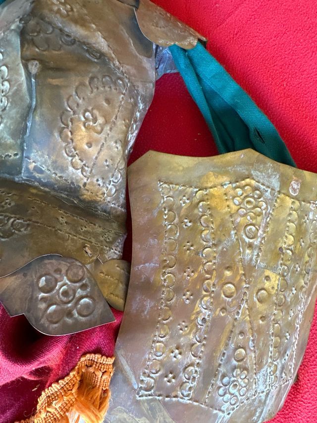 Guerrero cobre, tela y madera